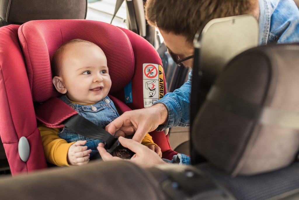 Kindersitz im Auto sicher befestigen: So funktioniert's ...